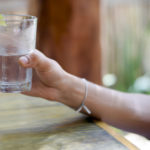 Jeûne Hydrique Image d'une main tenant un verre d'eau